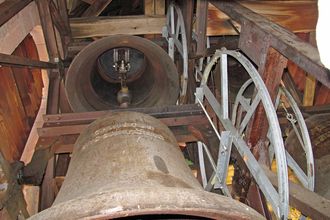 Die vier Gussstahlglocken von 1949 im stählernen Glockenstuhl.